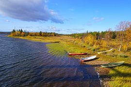 Boote an einem See in Schwedisch Lappland von Thomas Zacharias