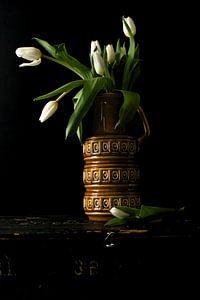 Abbildung einer Vase aus den 70er Jahren mit weißen Tulpen.