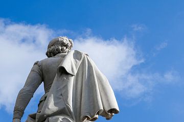 Statue with cape by Noud de Greef