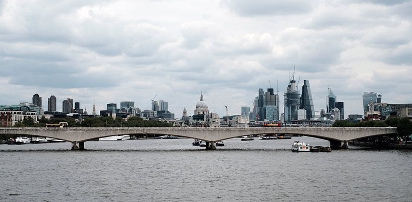 Panorama de la ligne d'horizon de Londres, vue de la Tamise par Roger VDB