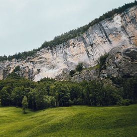 Blokhut bij waterval, Lauterbrunnen, Zwitserland | Moody reisfotografie met huisje in de Zwitserse A van Ilse Stronks | Lines and light inspired travel photography
