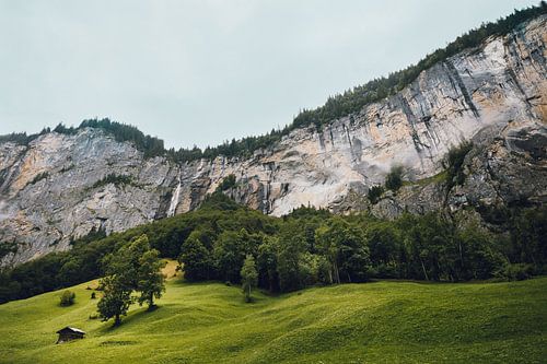 Blokhut bij waterval, Lauterbrunnen, Zwitserland | Moody reisfotografie met huisje in de Zwitserse A