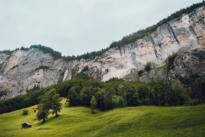 Hütte am Wasserfall, Lauterbrunnen, Schweiz | Stimmungsvolle Reisefotografie mit Hütte in den Schwei von Ilse Stronks | Lines and light inspired travel photography