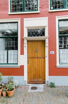 Oude deur in stad Leiden van Robin Polderman