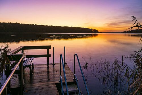 Zonsopgang op het Plau meer in de stad Plau am See van Rico Ködder