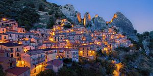 Une soirée à Castelmezzano, village de montagne dans les Dolomiti Lucane, Italie