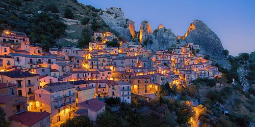 Een avond in Castelmezzano, bergdorp in de Dolomiti Lucane, Italië