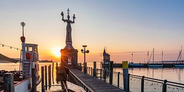 Historische Fähre und die Imperia im Hafen von Konstanz