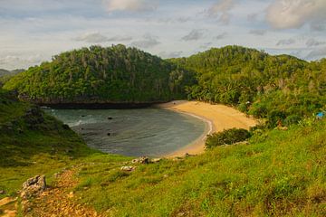 Lagunezandstrand Kasap met groene heuvels. van kall3bu