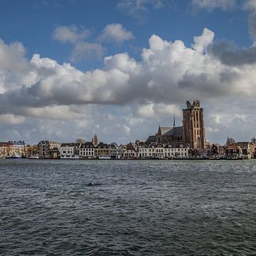 Dordrecht rivierzicht 2 (vierkant) van John Ouwens