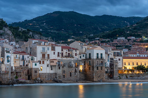 Cefalù bij schemering: Een schilderachtig dorp in Sicilië