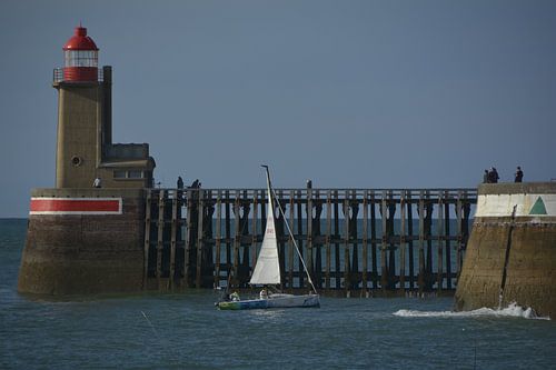 Un voilier s'approche du port de Fécamp