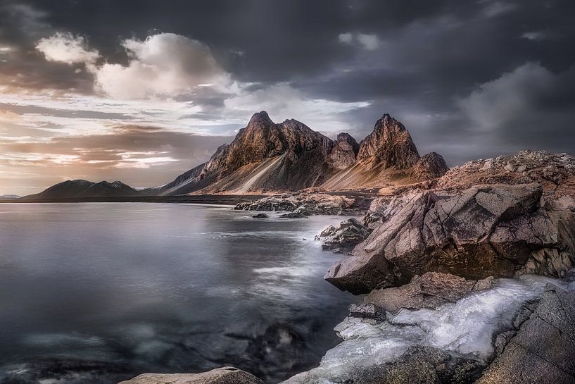 Landschap met bergen aan de kust van IJsland. van Voss fotografie