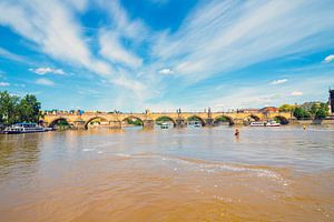 Prag, Tschechische Republik - Mai 2024: Blick auf die Karlsbrücke, die Haupttouristenattraktion. Mittelalterliche Steinbogenbrücke über die Moldau in Prag.