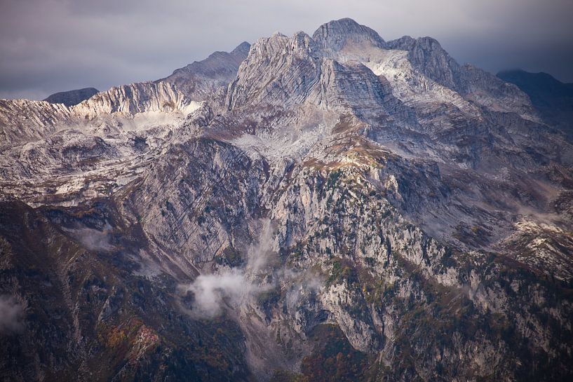 Hoge strenge stenen berg (rotsachtige berg) torens in stukken wolken, ruwe schoonheid. van Michael Semenov
