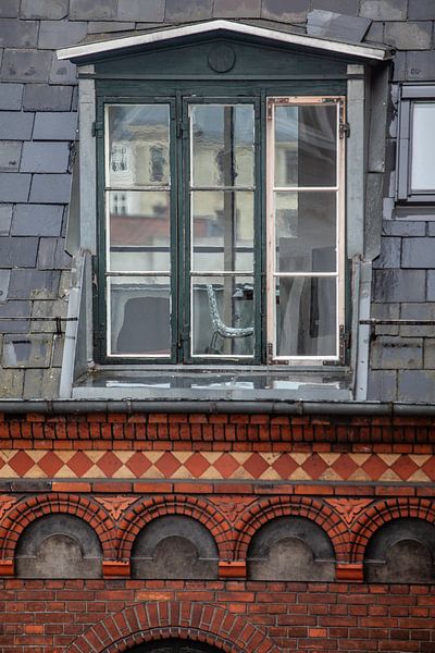 reflectie in raam in Kopenhagen van Eric van Nieuwland
