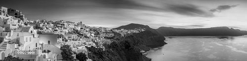 Het dorp Pia op Santorini in Griekenland. Zwart-wit beeld.