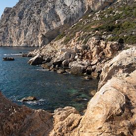 Baie rocheuse dans le parc naturel du Peñón de Ifach sur Adriana Mueller