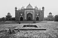 De poorten naar Taj Mahal in de ochtendzon, Agra van Tjeerd Kruse thumbnail