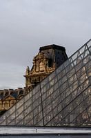 Parijs - Het Louvre tijdens de zonsondergang