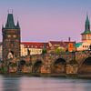 Coucher de soleil sur le pont Charles à Prague sur Henk Meijer Photography
