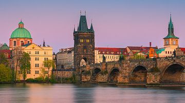 Zonsondergang bij de Karelsbrug in Praag van Henk Meijer Photography