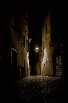 Smalle steegjes in de historische oude stad Malcesine aan het Gardameer in Italië bij nacht