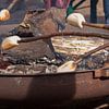 Brood bakken boven kampvuur von Raymond Meerbeek