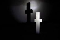 Weisses Kreuz mit Schatten in der Dunkelheit von Frank Herrmann Miniaturansicht