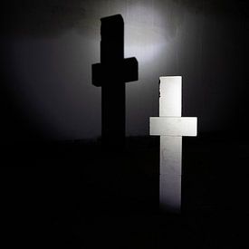 Weisses Kreuz mit Schatten in der Dunkelheit von Frank Herrmann