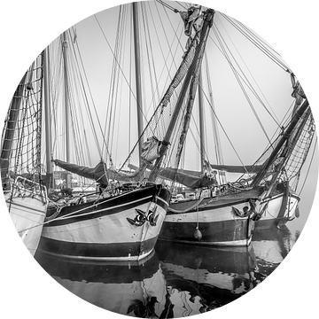 Oude zeilschepen in de mist aan de kade van Kampen van Sjoerd van der Wal Fotografie