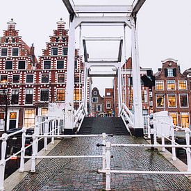 Gravestenenbrug over het Spaarne in winters Haarlem van Simone Neeling