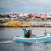 Vissersboot vaart uit de haven van Hönö van Maurice Volmeyer