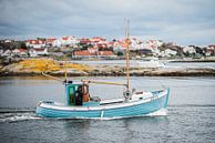 Fischerboot fährt aus dem Hafen von Hönö von Maurice Volmeyer Miniaturansicht