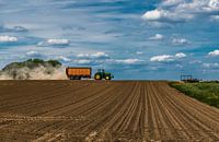 Tractor over dor landschap