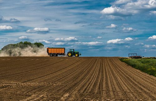 Tractor over dor landschap
