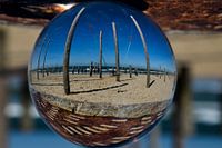 De schommel in het midden van het palendorp, door de lensbal heen.