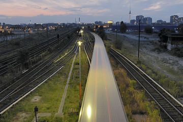 Berlin bei Nacht – Zugfahrt im Lichtermeer von Alexander Baumann