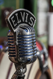 Vintage microfoon met Elvis-naambord