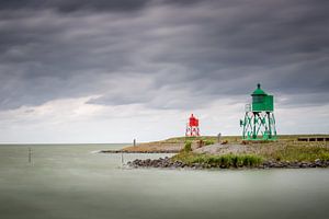 Twee wachters aan het water bij Stavoren van Silvia Thiel