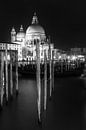 VENICE Santa Maria della Salute in zwart-wit  van Melanie Viola thumbnail