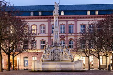 Georgsbrunnen Kornmarkt by Luis Emilio Villegas Amador