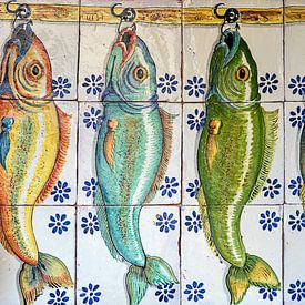Antiek Italiaans tegeltableau met vissen van Joost Adriaanse