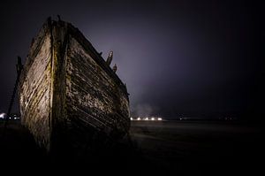 Ship on the beach van Photography by Karim