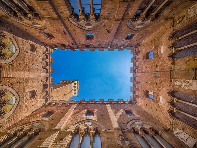 Glockenturm aus dem Palazzo Publico Hof, Siena von Roelof Nijholt