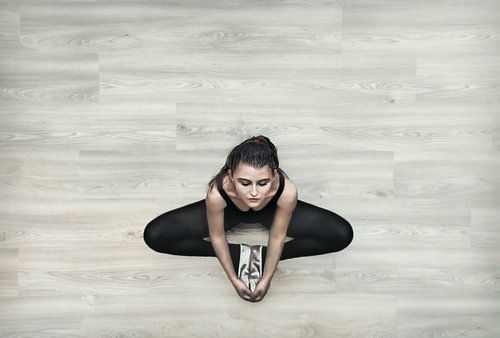 Foto van Ballerina in Strekoefening – Gratie en Emotie in Beeld