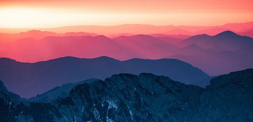 Sonnenaufgang über den Berggipfeln in den Alpen, Panoramafotografie