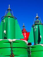 2 groene en 1 rood baken in de haven van Lauwersoog