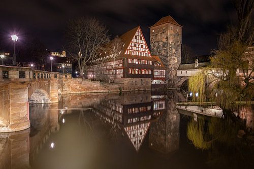 Maxbrücke meyt zicht op Weinstadl en Pegnitz rivier in centrum van Neurenberg in Duitsland