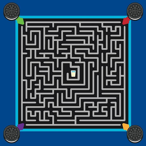 Labyrinth aus quadratischen Keksen und Milch